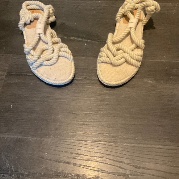 Strappy flat sandals new from HM size 6 - Picture 1 of 3